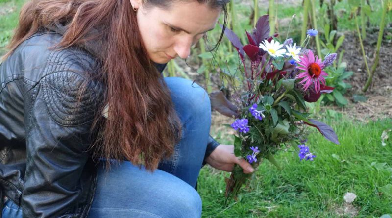 Vrouwluu pluktuin en picknick activiteit